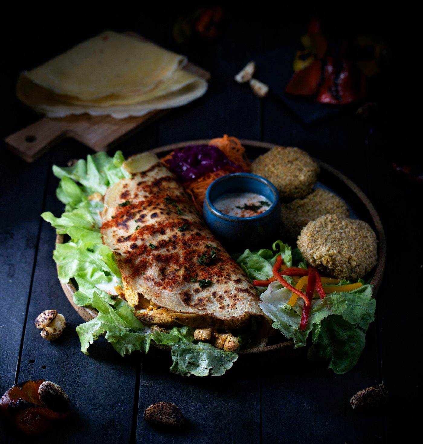 Dunkle Platte mit Fladenbrot, Falafel und frischem Salat