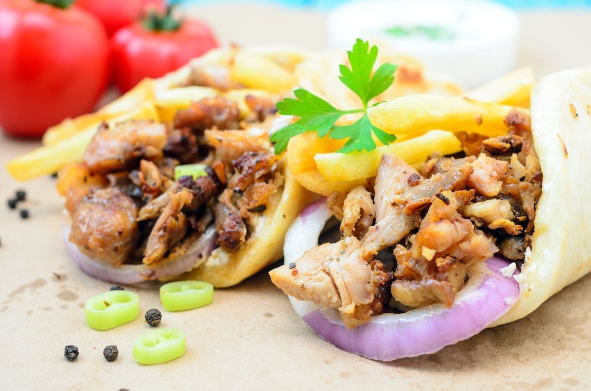 Döner mit Fleisch vom Spieß, Salat und Pommes