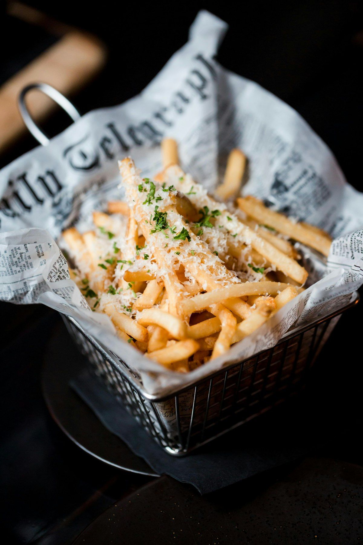 Knusprige Pommes frites im Korb