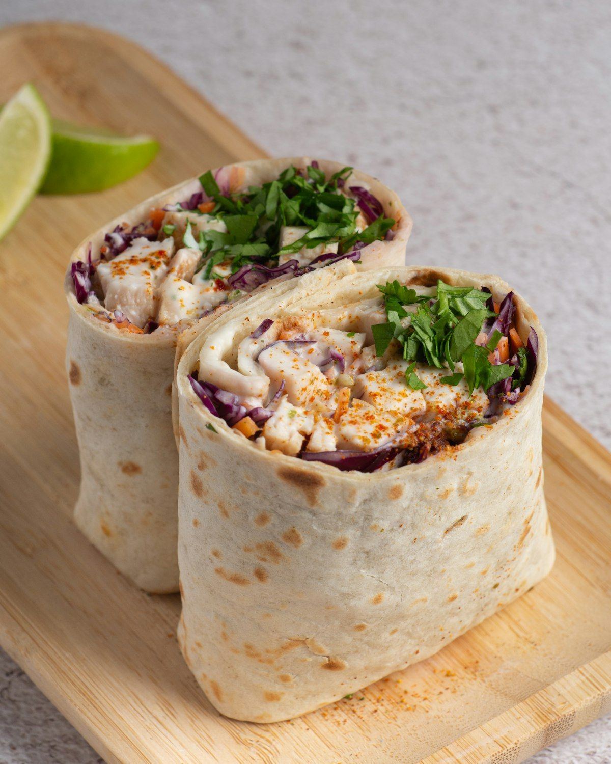 Frisch gerollte Dürüm-Wraps mit Füllung