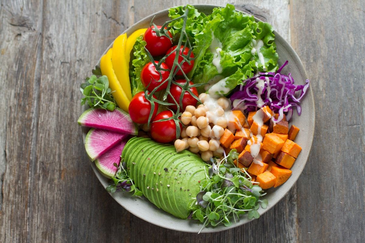 Frische Salat-Bowl mit buntem Gemüse
